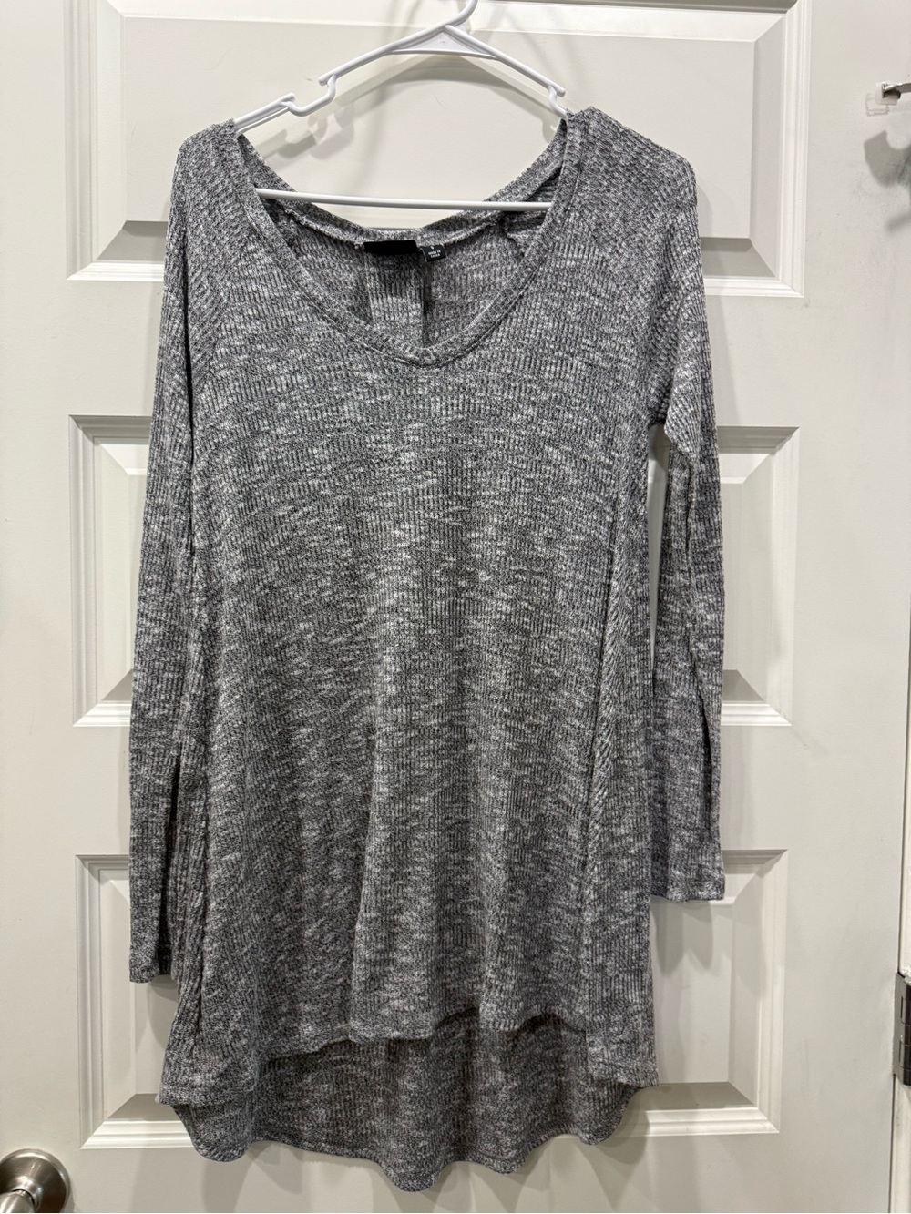 a.n.a Gray Heathered V-Neck Long Sleeve Knit Top